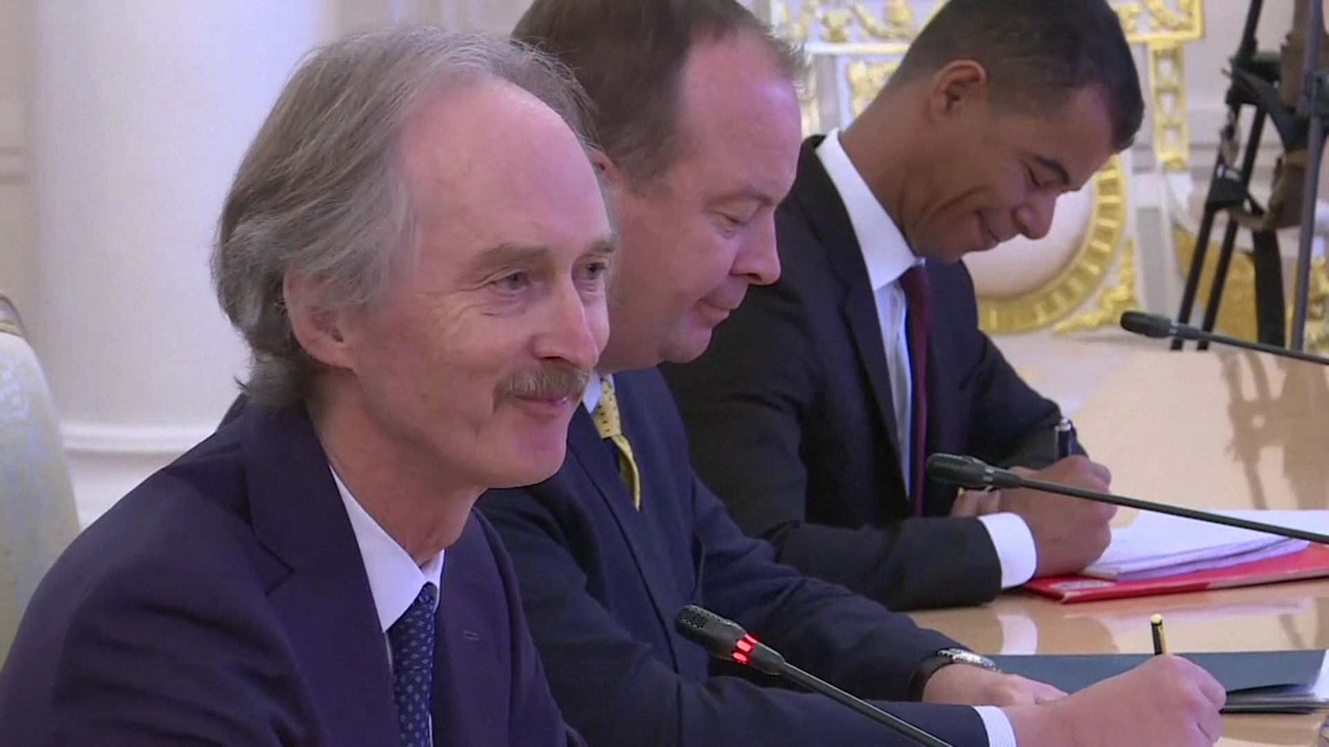 Evro şanderê navdelwetî ji bo Sûriyê li gel wezîrê derve yê Sûriyê dicive.